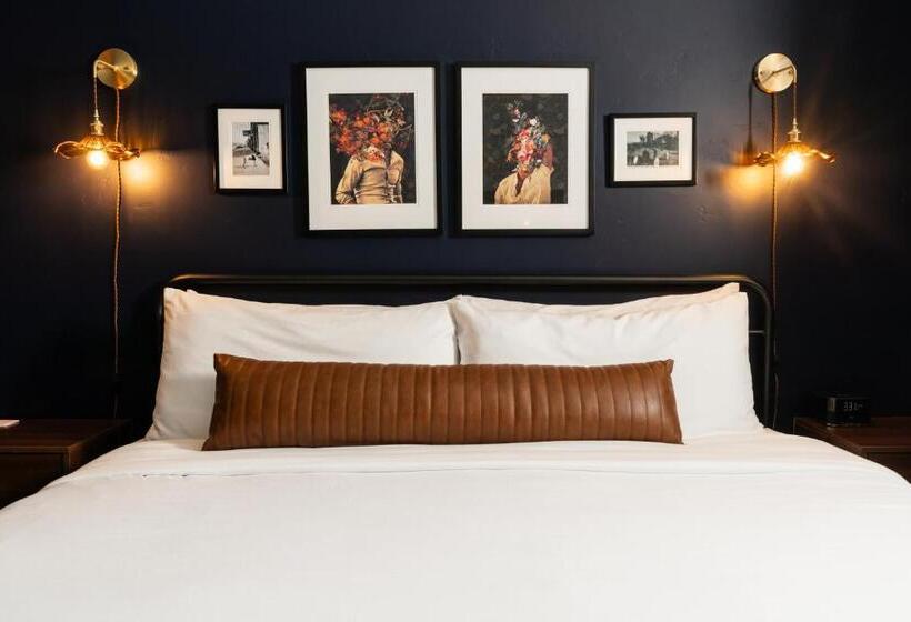 سوییت لوکس, The Hotel Melrose