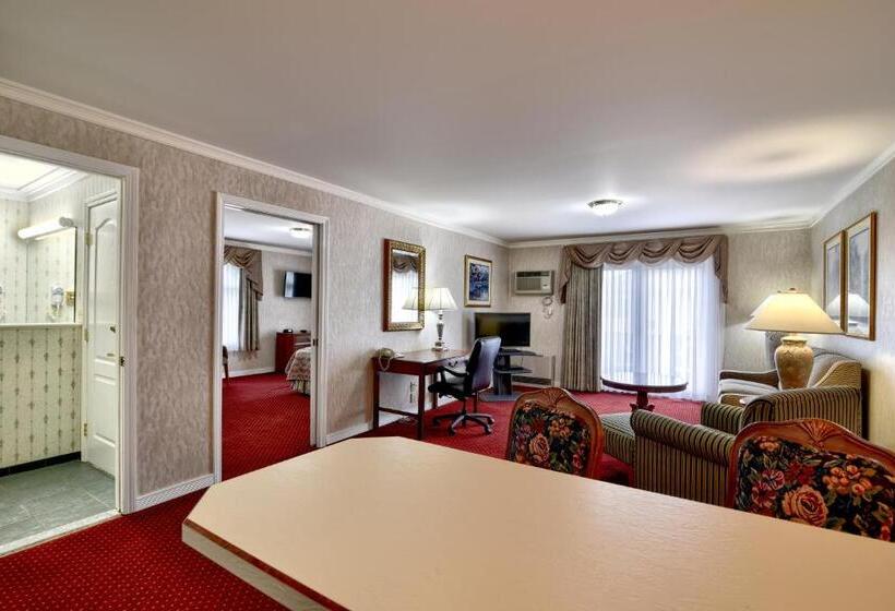 سوئیت اجرایی با بالکن, Roosevelt Inn & Suites Saratoga Springs