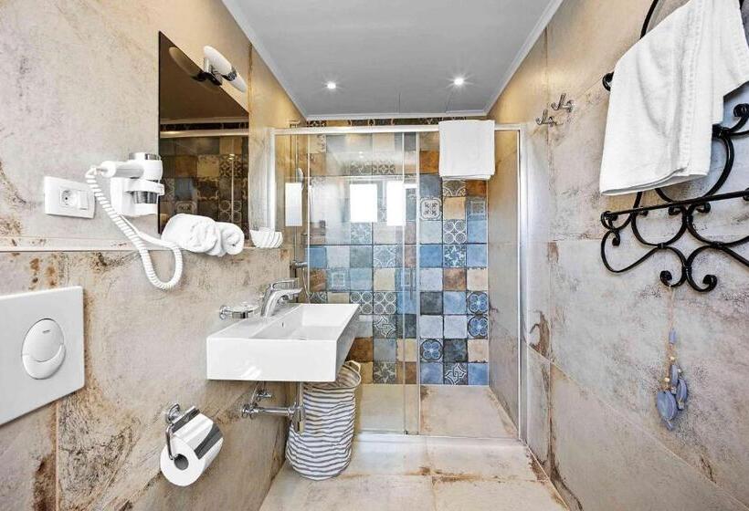 اتاق لوکس با بالکن و چشم‌انداز دریا, Boutique Guesthouse Sveti Petar, On The Beach, Heated Pool & Boat Berth   Adult Only