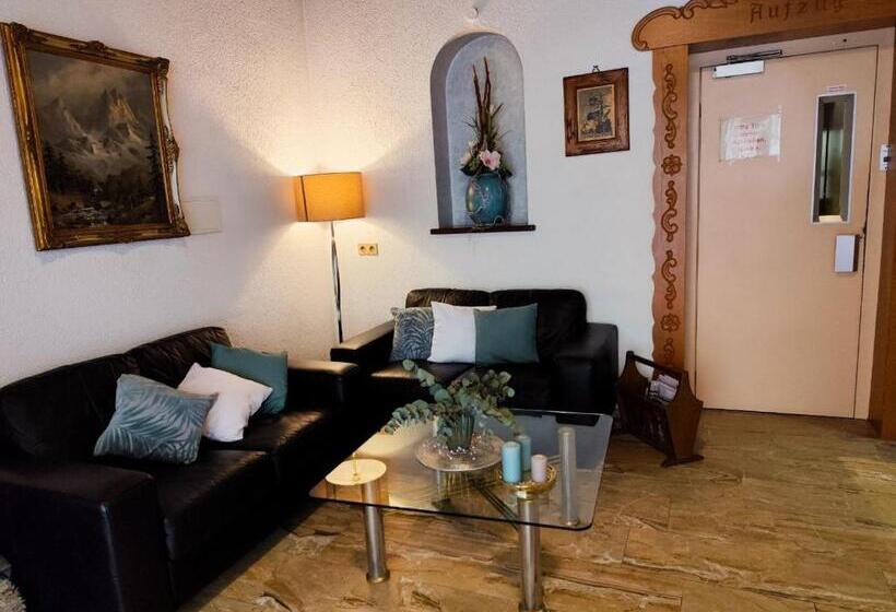 اتاق خانوادگی, Room In Guest Room   2 Room Apartment With Its Own Kitchen And Bathroom