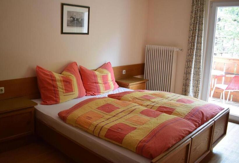 اتاق استاندارد, Heli S Bike & Hike Hostel