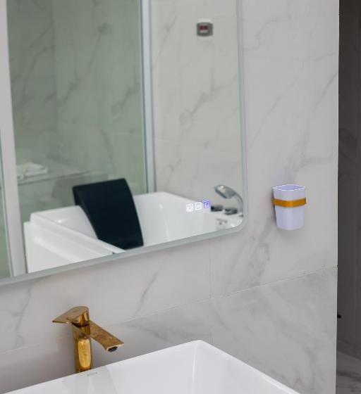 اتاق لوکس با تخت بزرگ, Kapreece Luxury Home