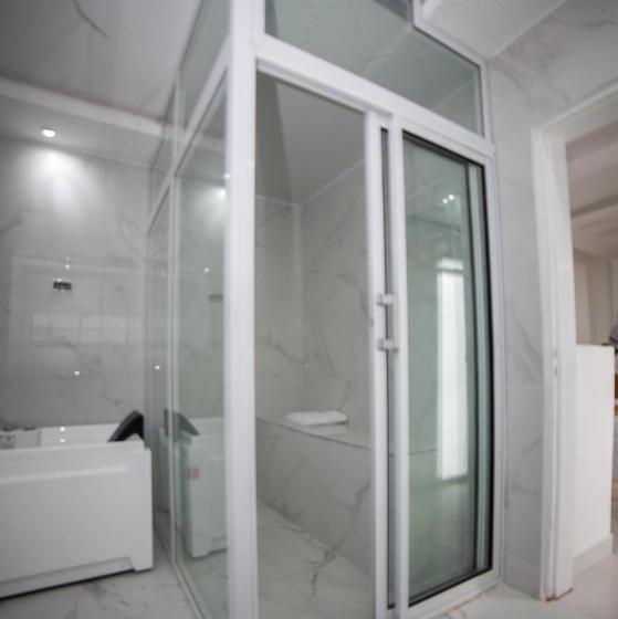 اتاق لوکس با تخت بزرگ, Kapreece Luxury Home