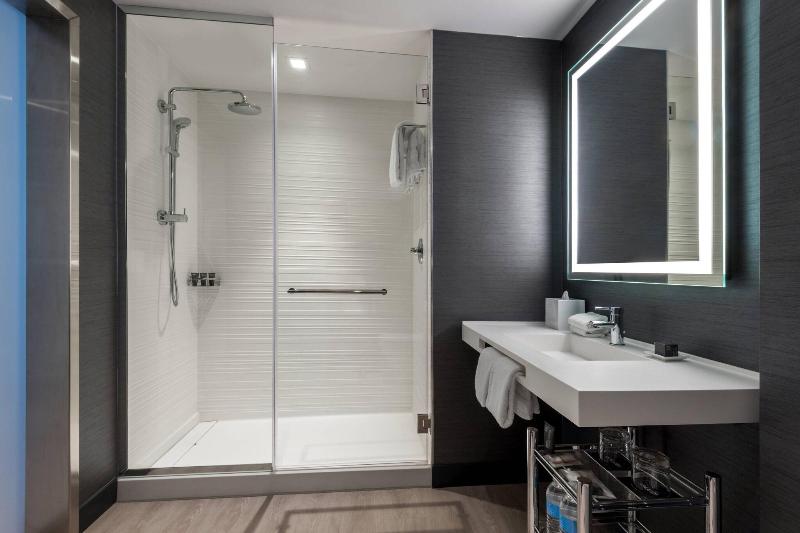 اتاق استاندارد با تخت بزرگ, Ac Hotel By Marriott Denver Downtown