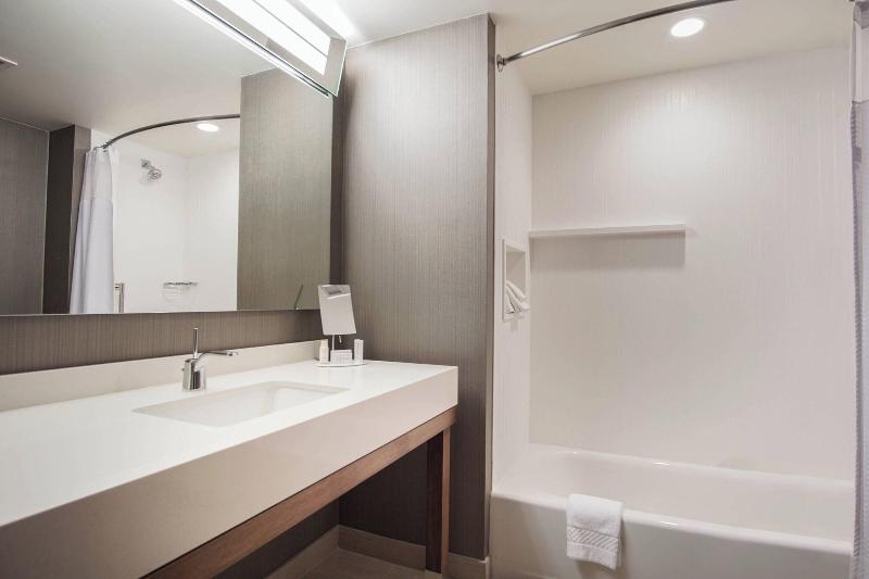 带大床的标准间, Courtyard By Marriott Lenox Berkshires