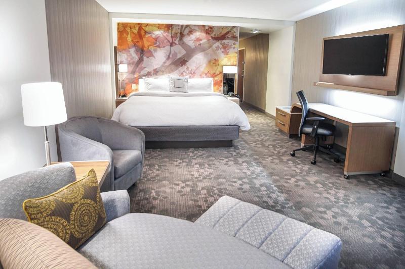 带大床的标准间, Courtyard By Marriott Lenox Berkshires