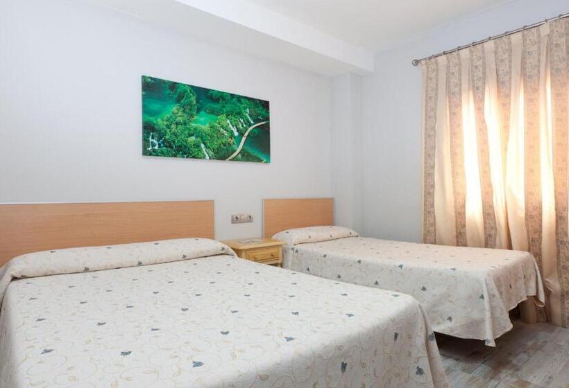 اتاق استاندارد سه نفره, Olympia Ronda Hostel
