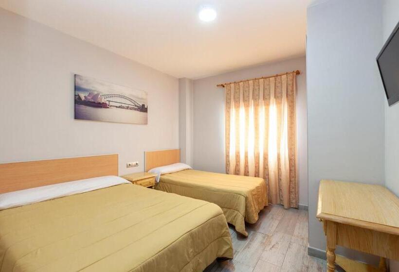 اتاق استاندارد سه نفره, Olympia Ronda Hostel