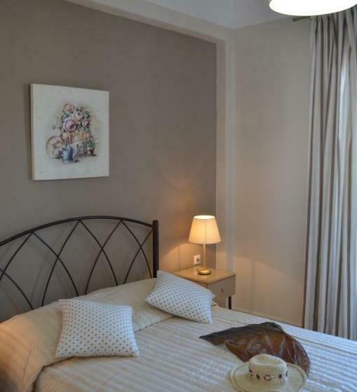 اتاق استاندارد با چشم‌انداز شهر, Archontissa Rooms
