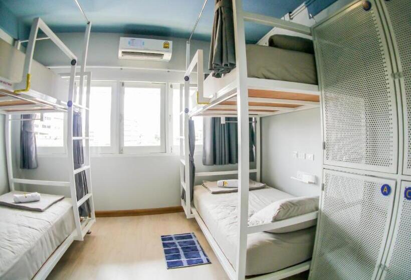 اتاق استاندارد چهارنفره با سرویس بهداشتی مشترک, The Moon Hostel Huahin