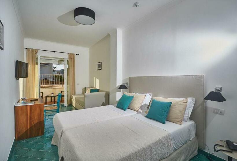 اتاق استاندارد سه نفره, Victoria Place