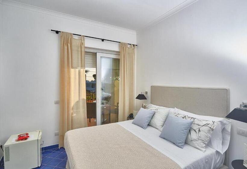 اتاق لوکس با چشم‌انداز دریا, Victoria Place