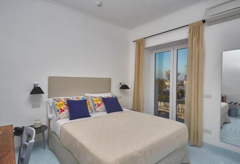 اتاق لوکس با چشم‌انداز دریا, Victoria Place