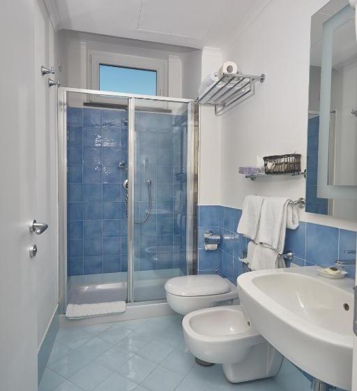 اتاق لوکس با چشم‌انداز دریا, Victoria Place