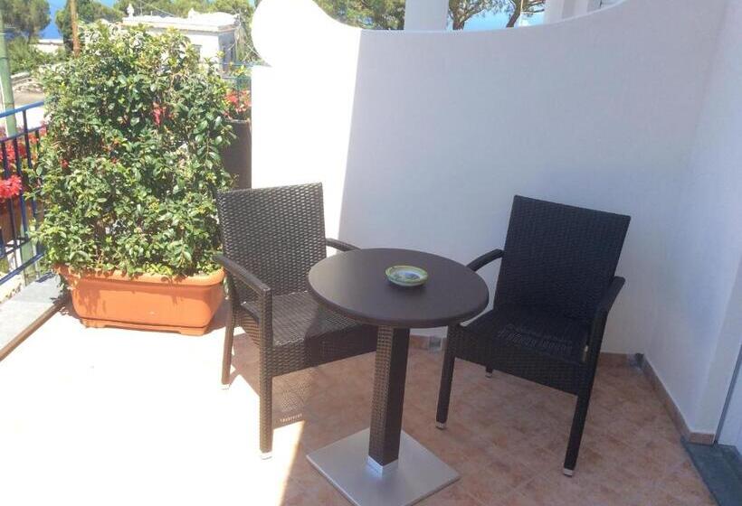 اتاق لوکس با چشم‌انداز دریا, Victoria Place