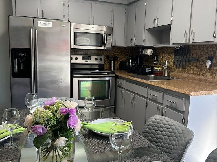 آپارتمان خانوادگی, Sheridan Suites Apartments