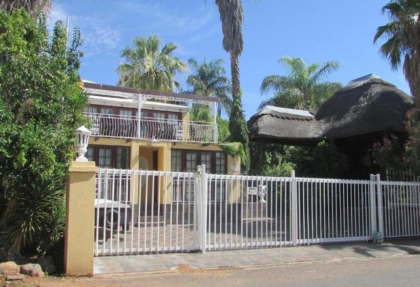اتاق خانوادگی, Victoria Manor
