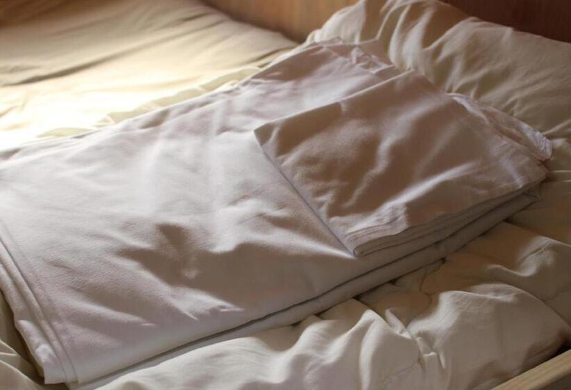 اتاق استاندارد چهار تخته, Osaka Guest House Sakura