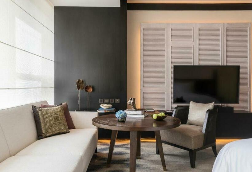 اتاق اجرایی با تخت بزرگ, Rosewood Phnom Penh