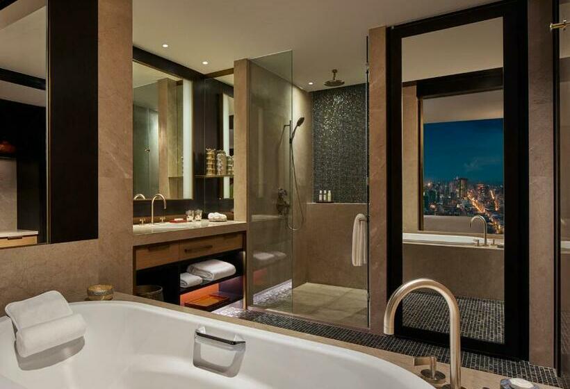 اتاق اجرایی با تخت بزرگ, Rosewood Phnom Penh