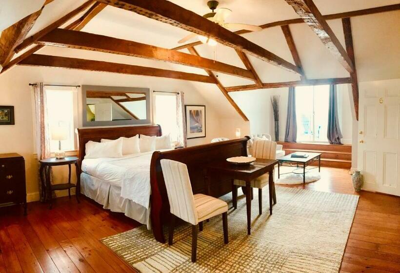 Deluxe Suite King Bed, Treadwell Inn