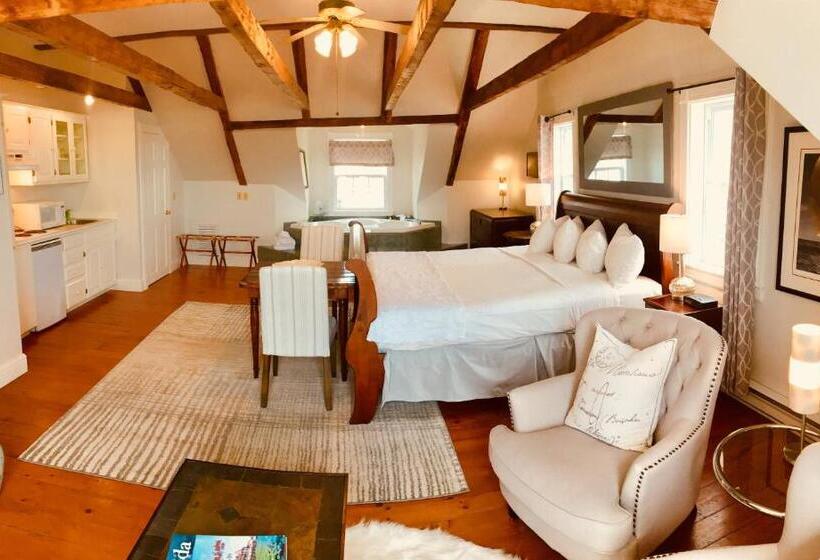 Deluxe Suite King Bed, Treadwell Inn
