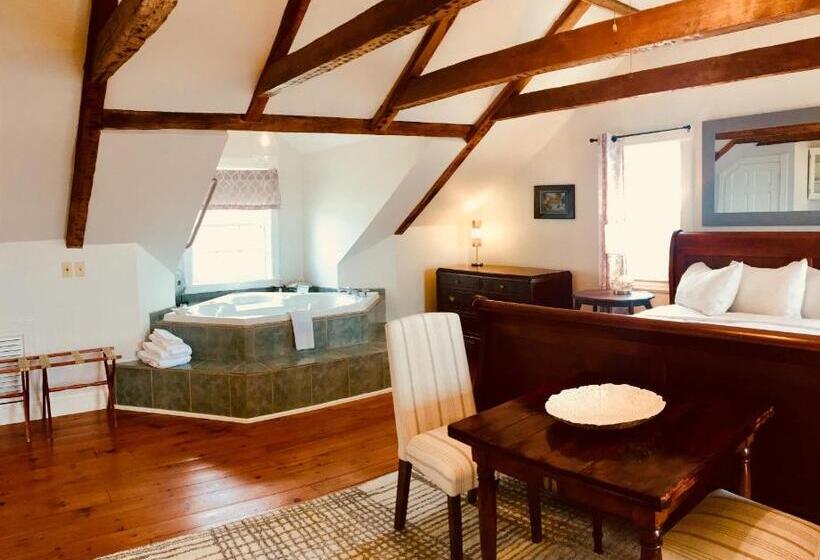 Deluxe Suite King Bed, Treadwell Inn