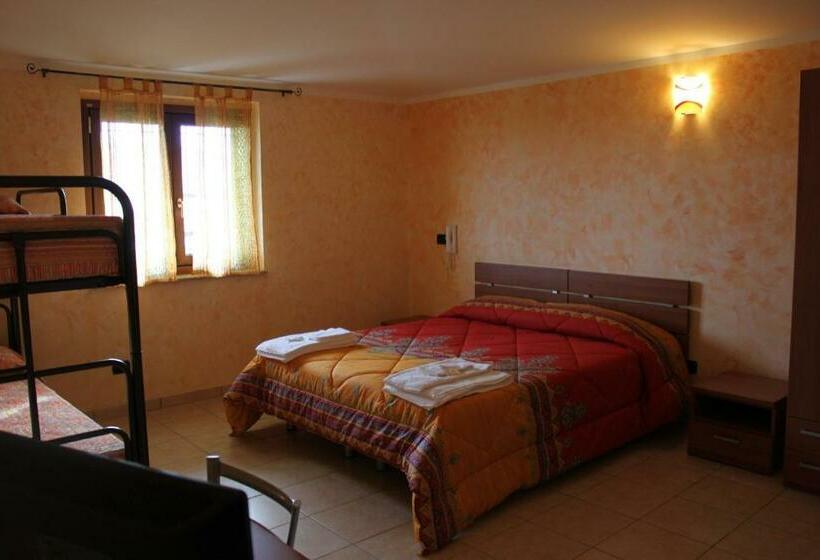 اتاق استاندارد چهار تخته, Yellow House