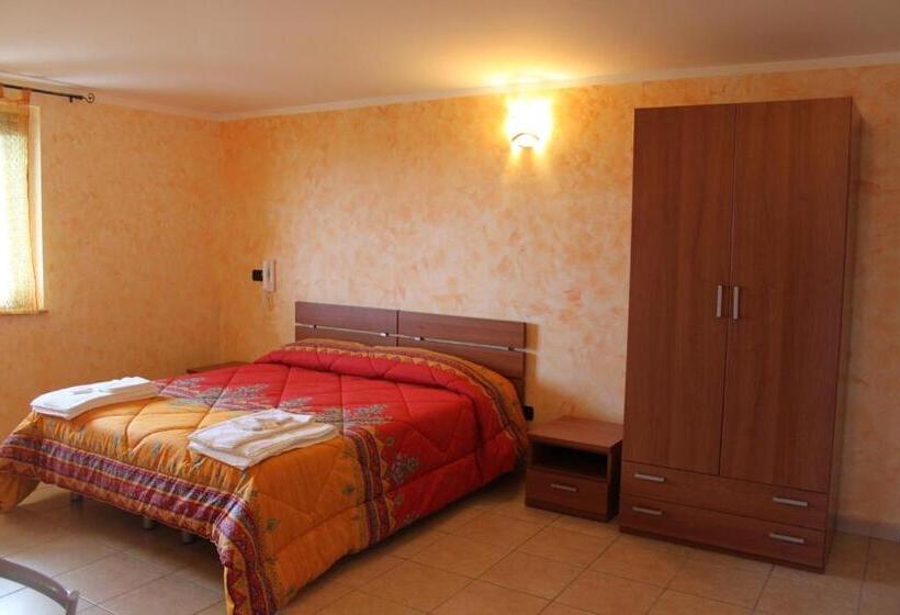 اتاق استاندارد چهار تخته, Yellow House