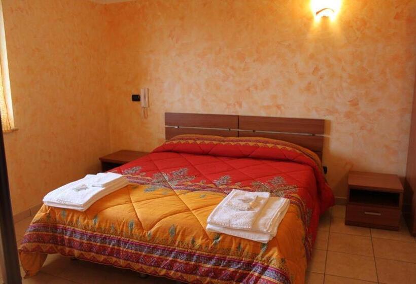 اتاق استاندارد چهار تخته, Yellow House