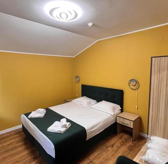 سوئیت با بالکن, Family Hotel Emaly 2