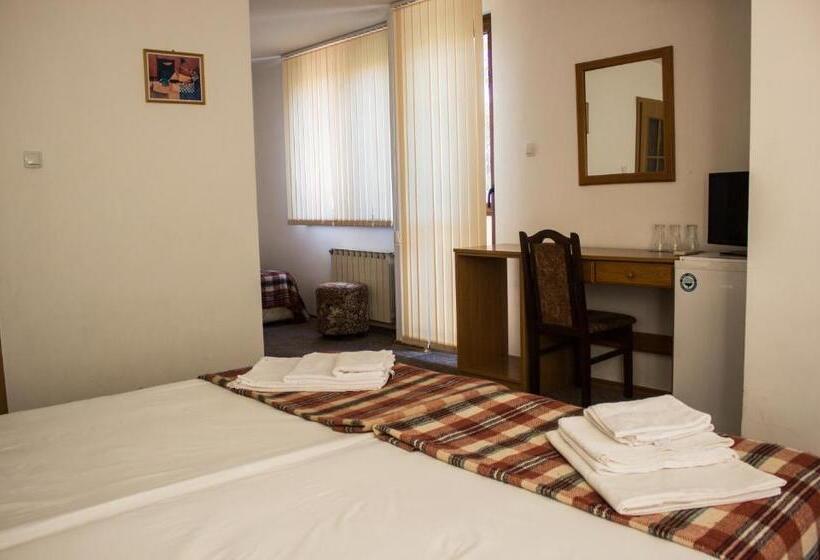 اتاق استاندارد سه تخته با بالکن, Family Hotel Saint Iliya