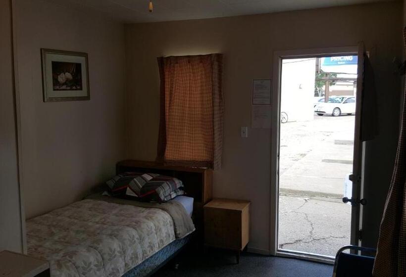 اتاق اکونومی یک تخته, Hat Motel