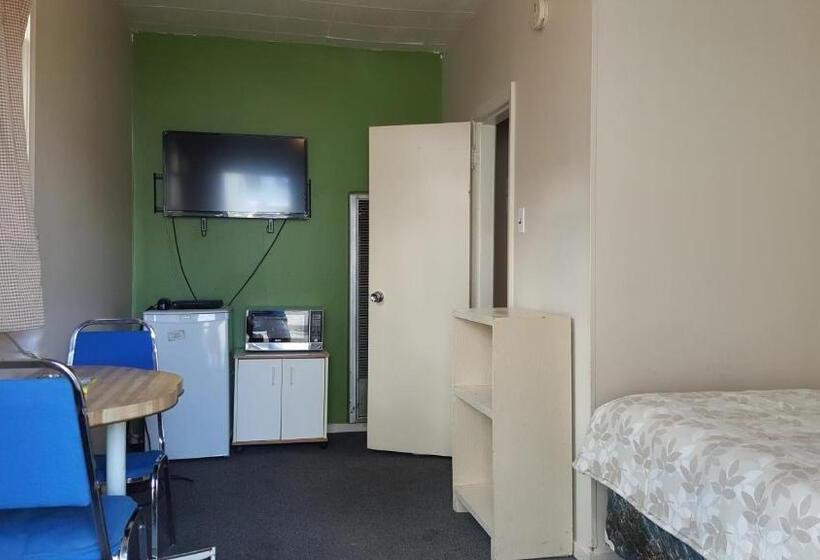 اتاق اکونومی یک تخته, Hat Motel