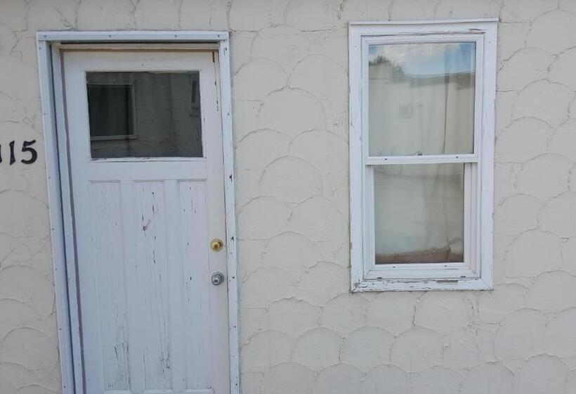 اتاق اکونومی یک تخته, Hat Motel