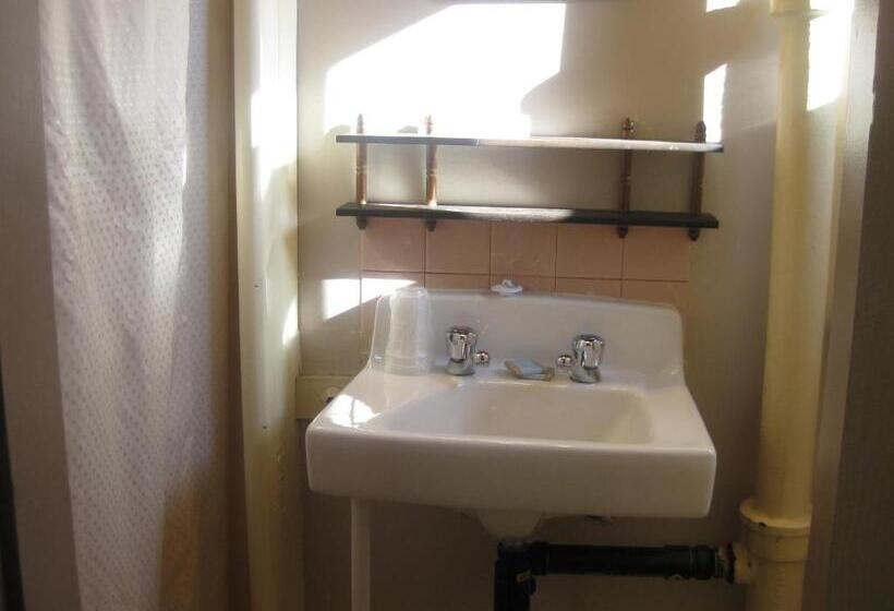 اتاق اکونومی یک تخته, Hat Motel