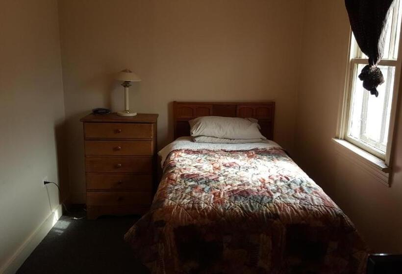 اتاق استاندارد یک نفره, Hat Motel