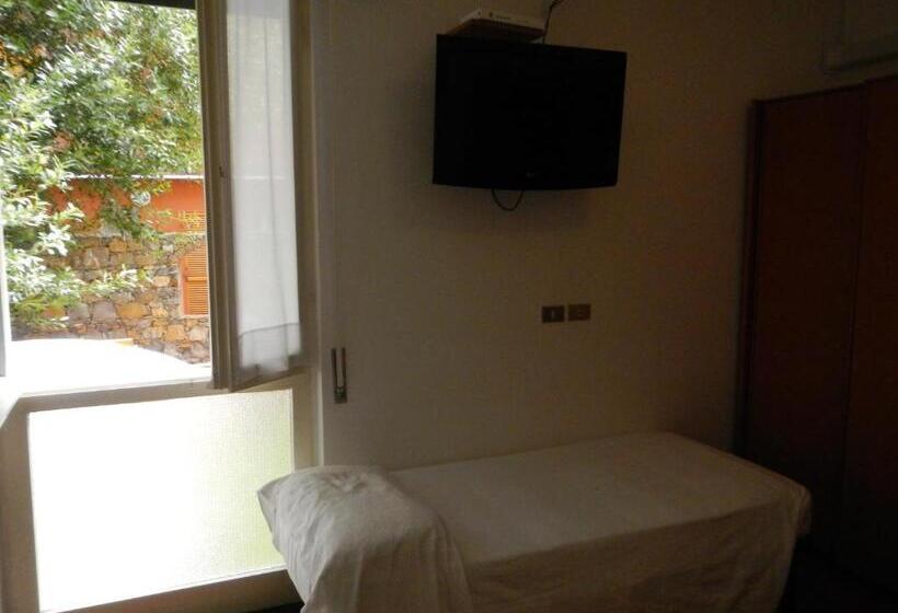 Economy Triple Room, Miriam