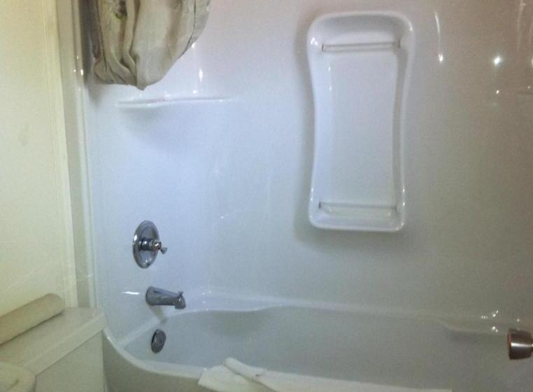 اتاق استاندارد سه نفره, Superlodge Lloydminster