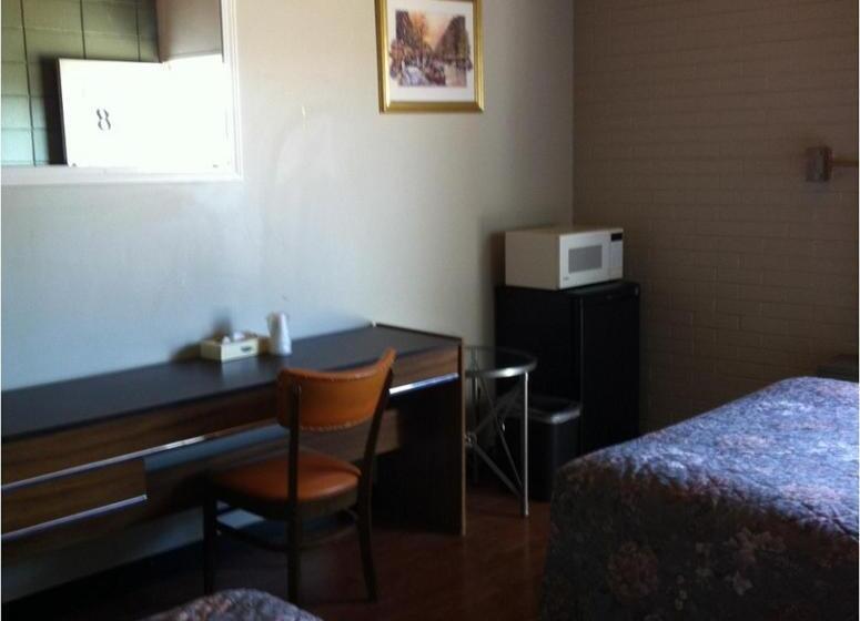 اتاق استاندارد سه نفره, Superlodge Lloydminster