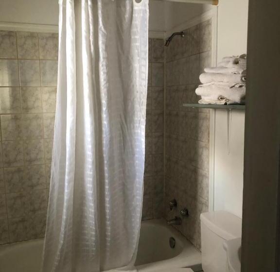 اتاق استاندارد یک نفره, Superlodge Lloydminster