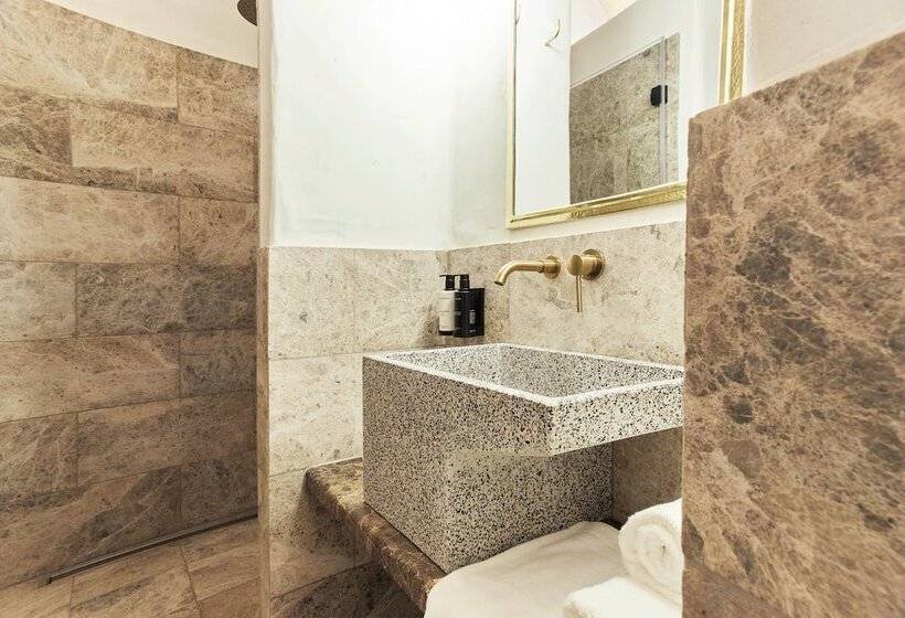اتاق لوکس با چشم‌انداز دریا, Equilicuá