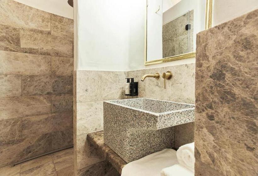 اتاق لوکس با چشم‌انداز دریا, Equilicuá