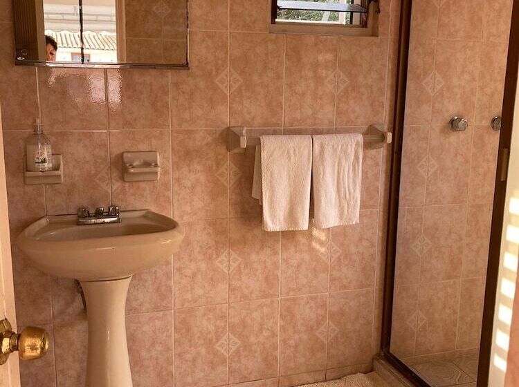 اتاق استاندارد با سرویس بهداشتی مشترک, Hostal Casa Blanca