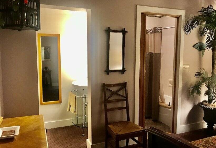 اتاق لوکس, Arden Forest Inn