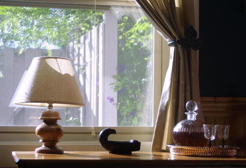 اتاق استاندارد اینتریور, Arden Forest Inn