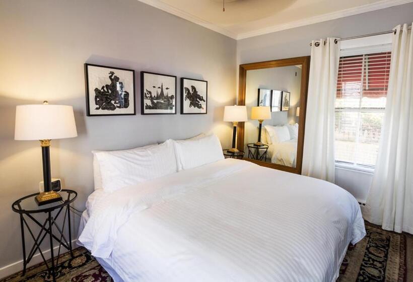 اتاق لوکس با تخت بزرگ, Queen Vic Guest House