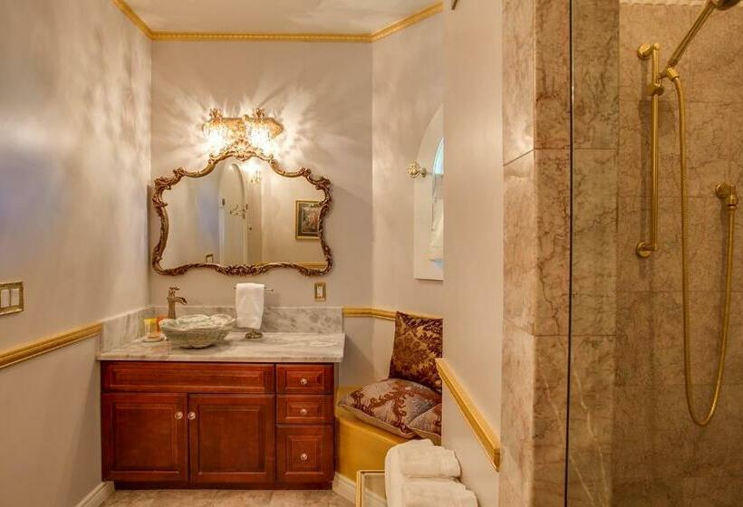 سوئیت با چشم‌انداز رودخانه, Storybook Riverside Inn