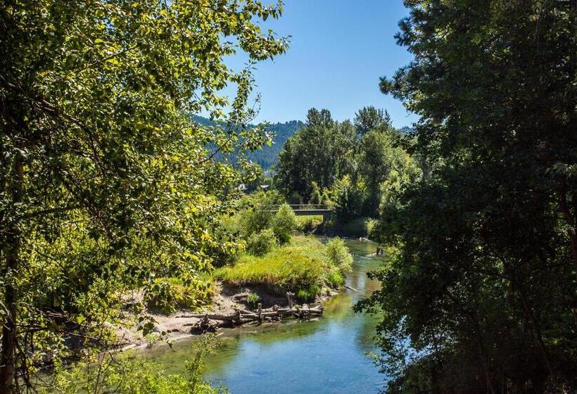 سوئیت با چشم‌انداز رودخانه, Storybook Riverside Inn