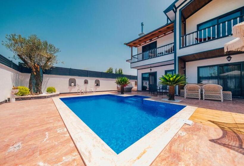 ویلای یک اتاق خوابه با استخر شنا, Sapanca Göldibi Suit Bungalov